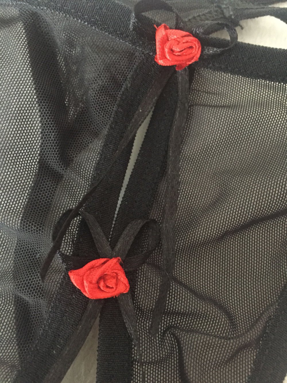 Verspielter String mit Rosen-Verzierung 