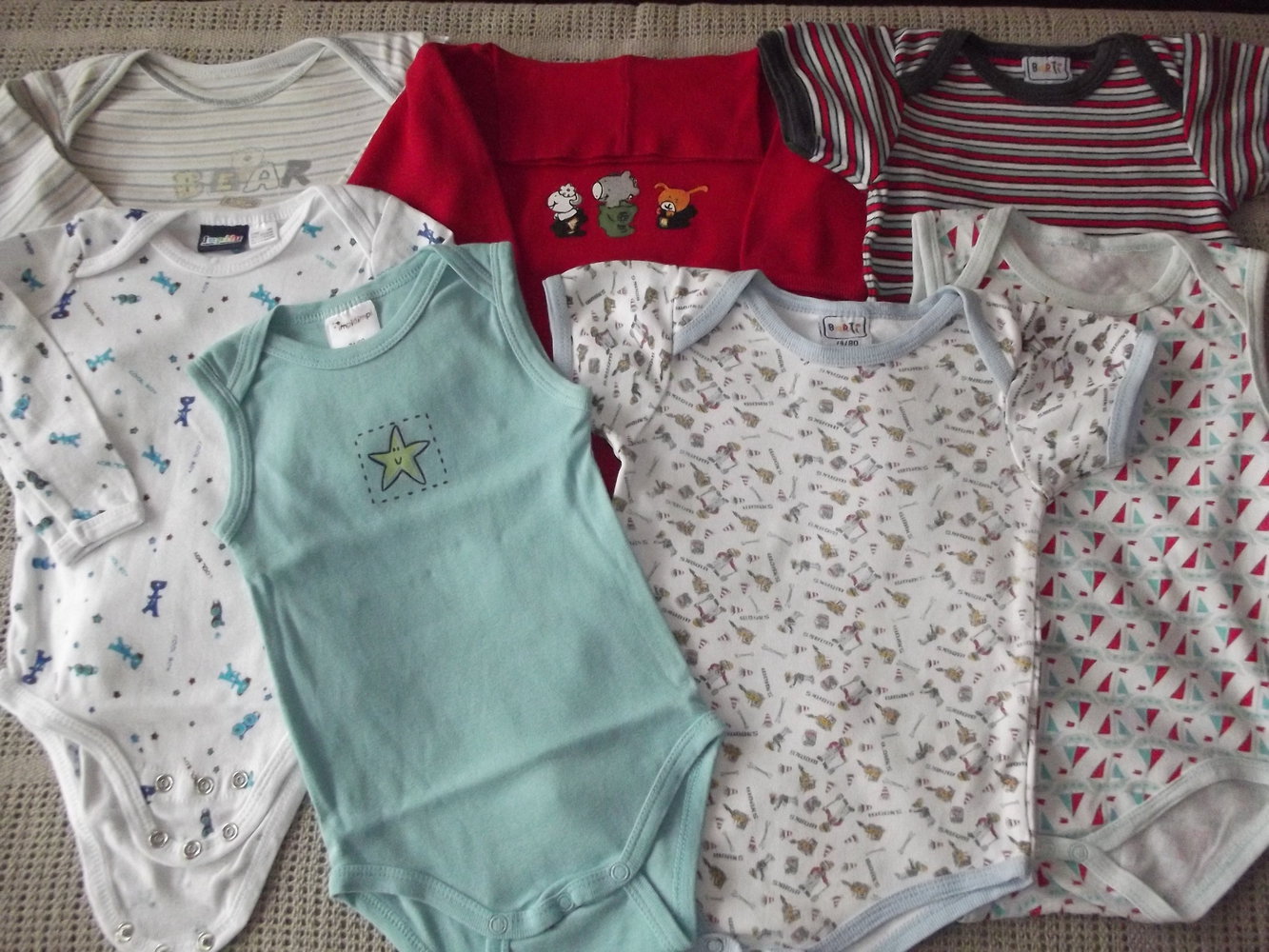 Sieben süße Body´s Gr. 74/80