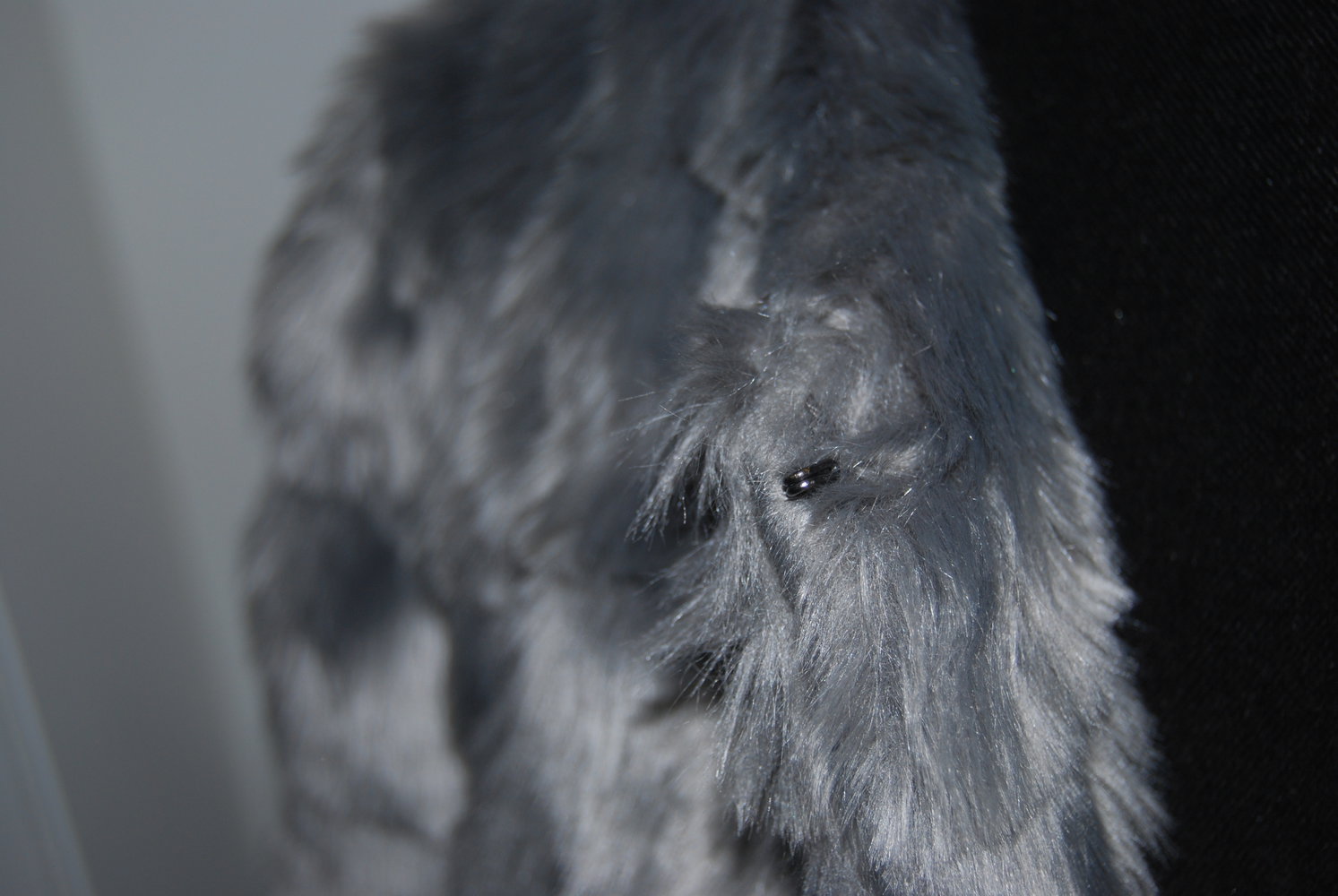 Grauer Fake-Pelzmantel