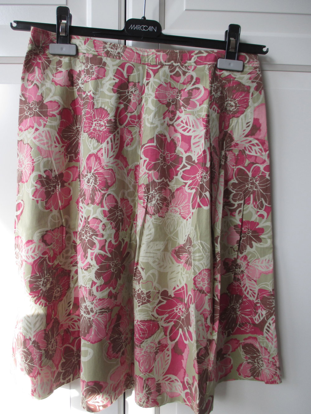 Promod, zuckersüßer schwingender Frühlingsrock, grün - rosa, Gr. 34mit Kellerfalten