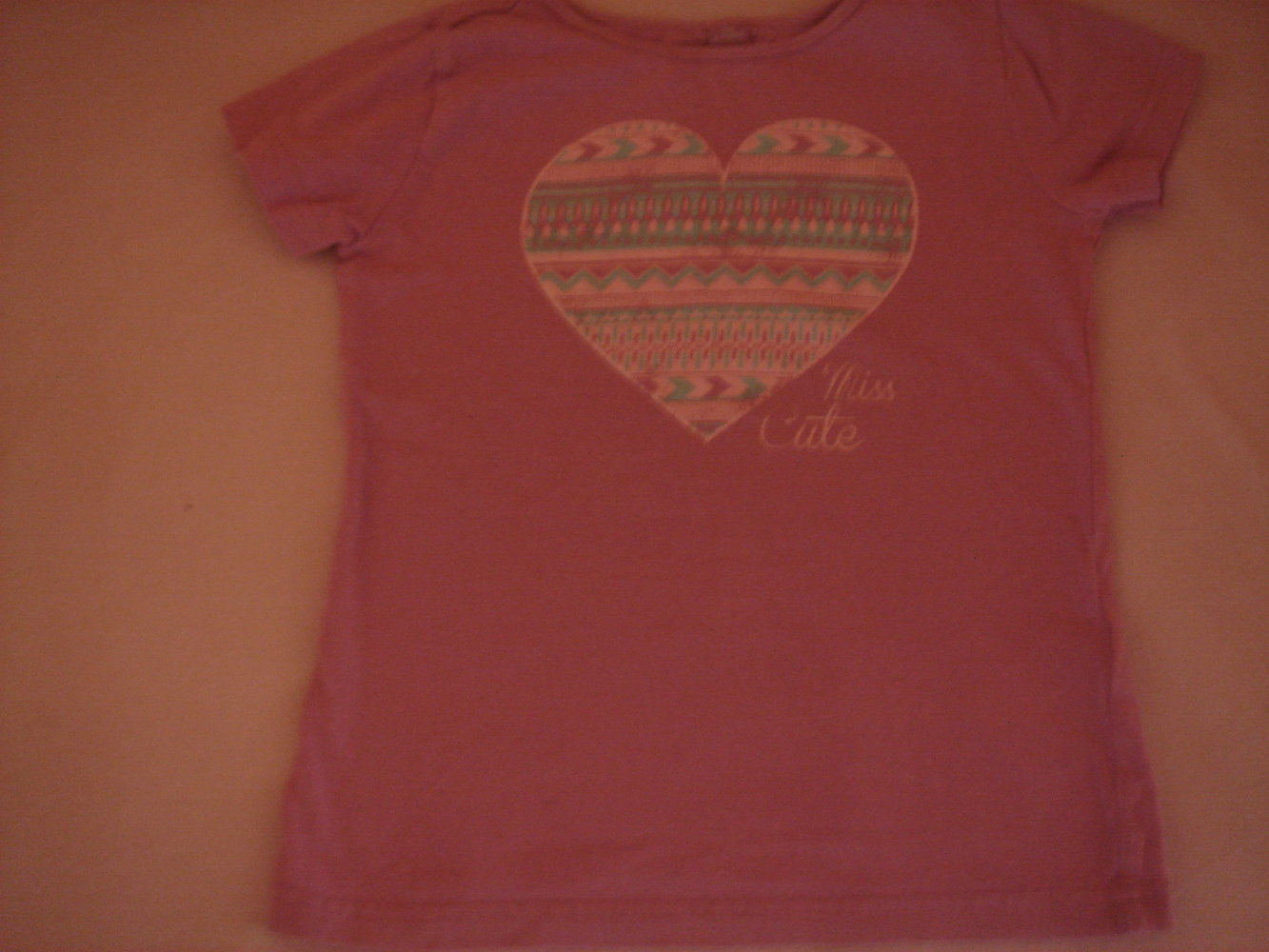 schönes t-shirt gr.122 nur 1mal getragen,daher neuwertig:-)