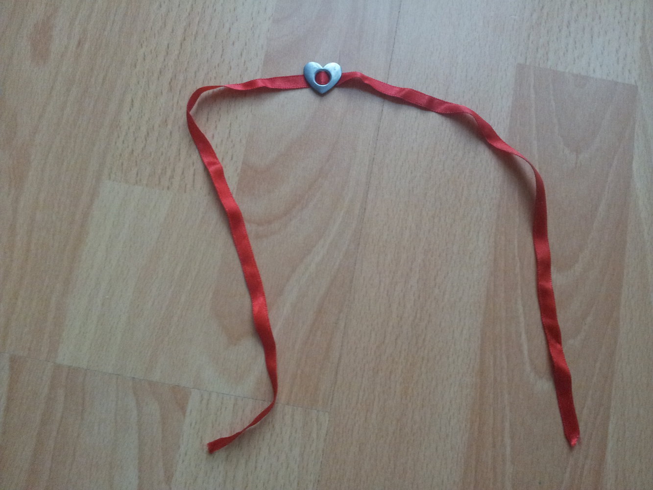 Modeschmuck Kette Kropfband rot Satin Herz Metall 