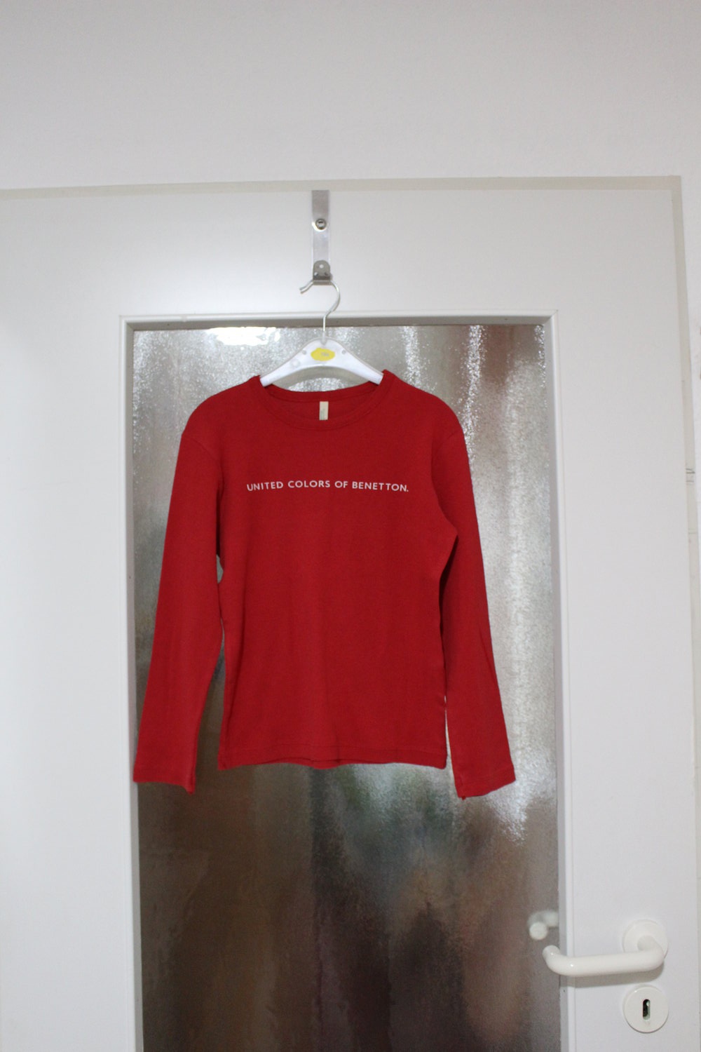 91. Rotes T-Shirt von United Colors of Benneton, Gr. 140