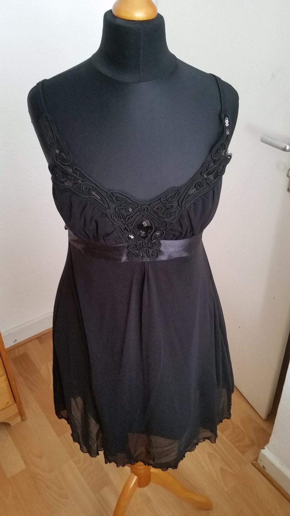 Kleid mit Satinband und Pailetten