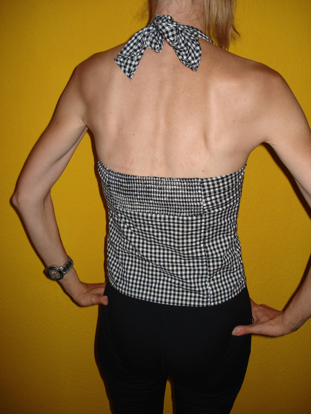 schwarz-weiß-kariertes Neckholder-Top