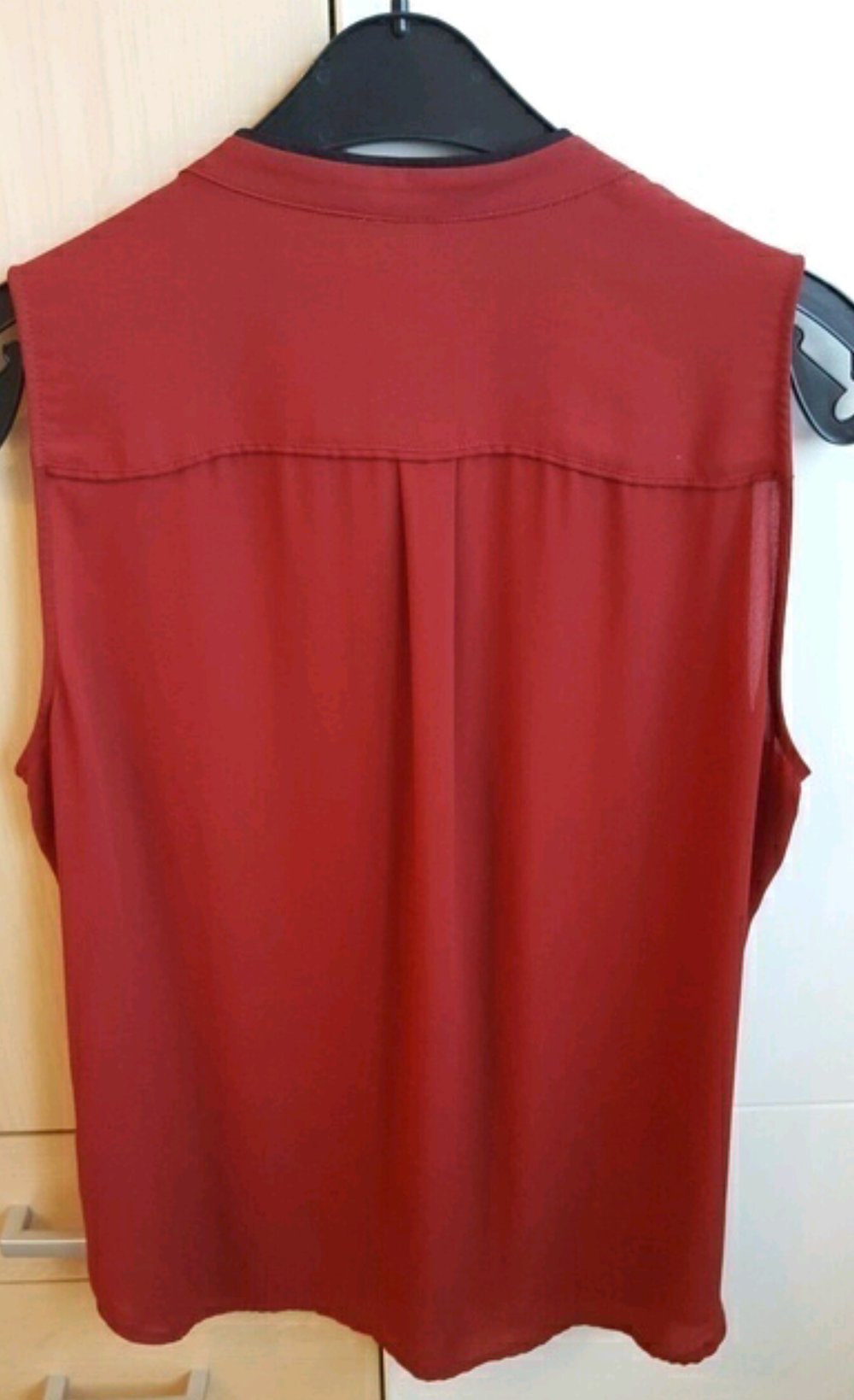 Weinrotes Top mit Taschen 