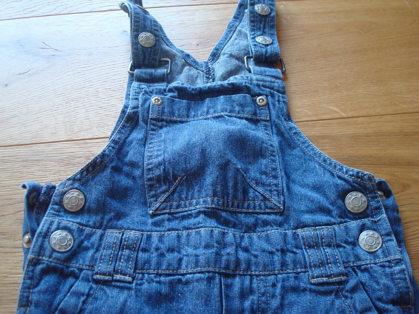 süße Latzjeans für Jungen