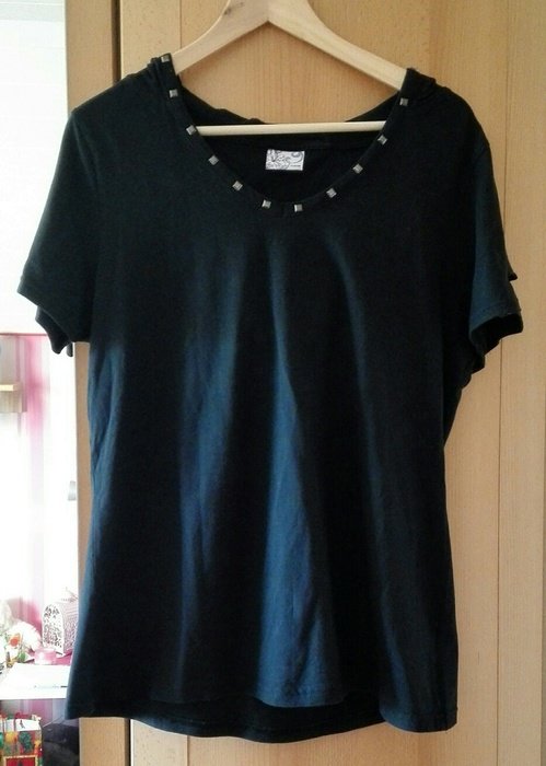Schwarzes Shirt mit Nieten, Größe 44/46