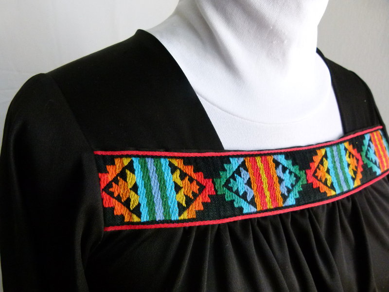 Tunika Shirt mit Bortenverzierung, schwarz bunt, aus den 70er Jahren, Boho Folklore Ethno Goa Hippie Festival Vintage 70s Retro