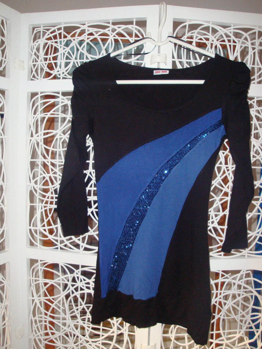 blau-schwarzes Shirt mit Pailletten 