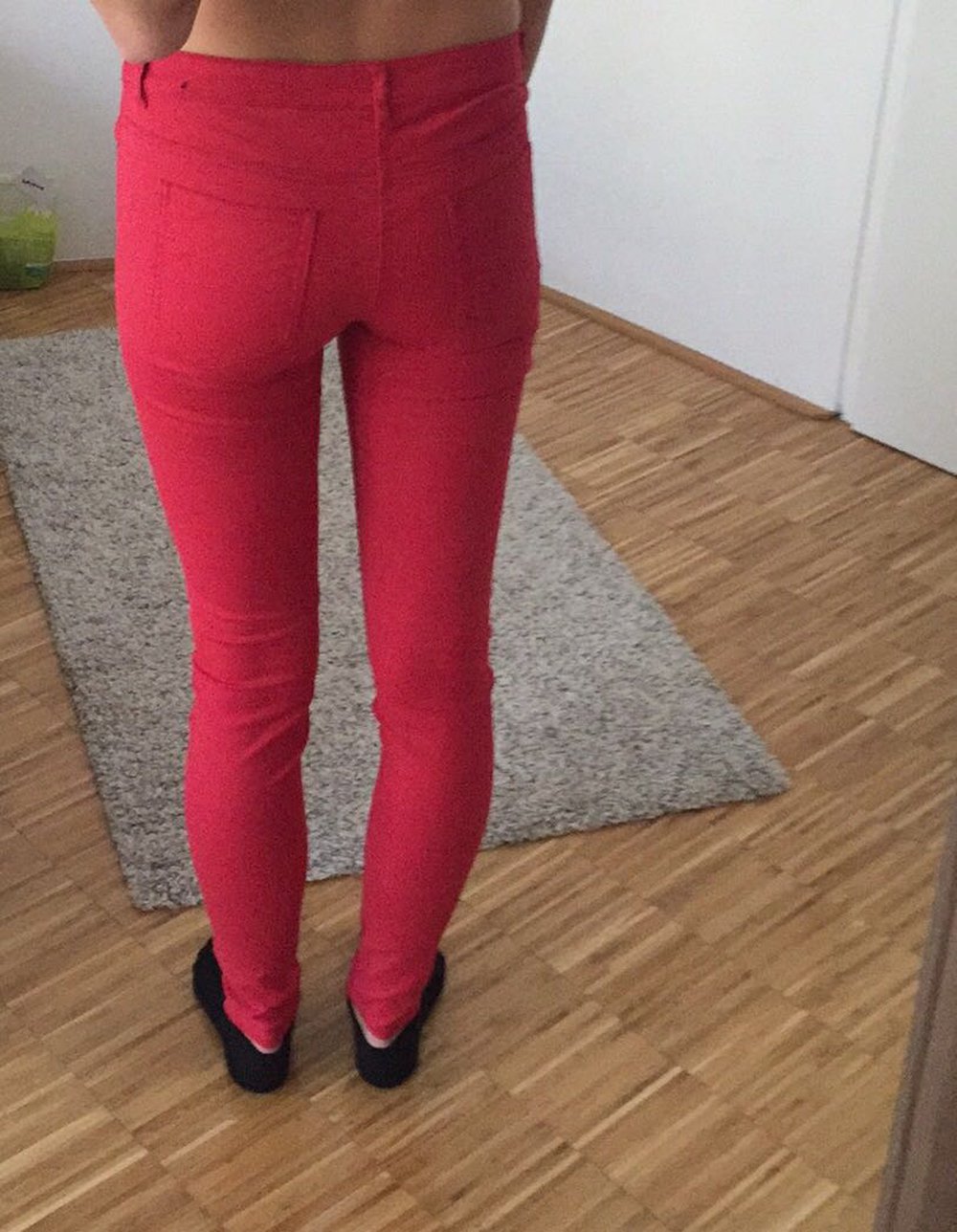 Rote enge Röhrenjeans/jeggins