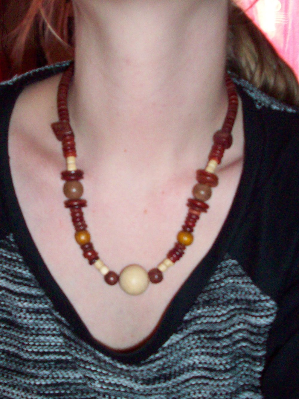 Süße Kette mit braunen und beigen Holzperlen