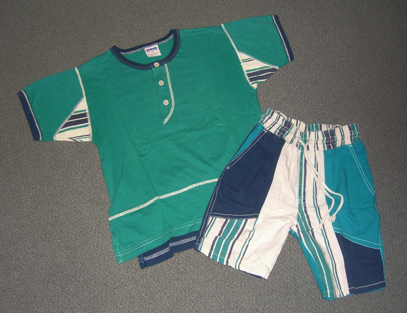 Coole Sommerkombi, bestehend aus Shorts und T-Shirt