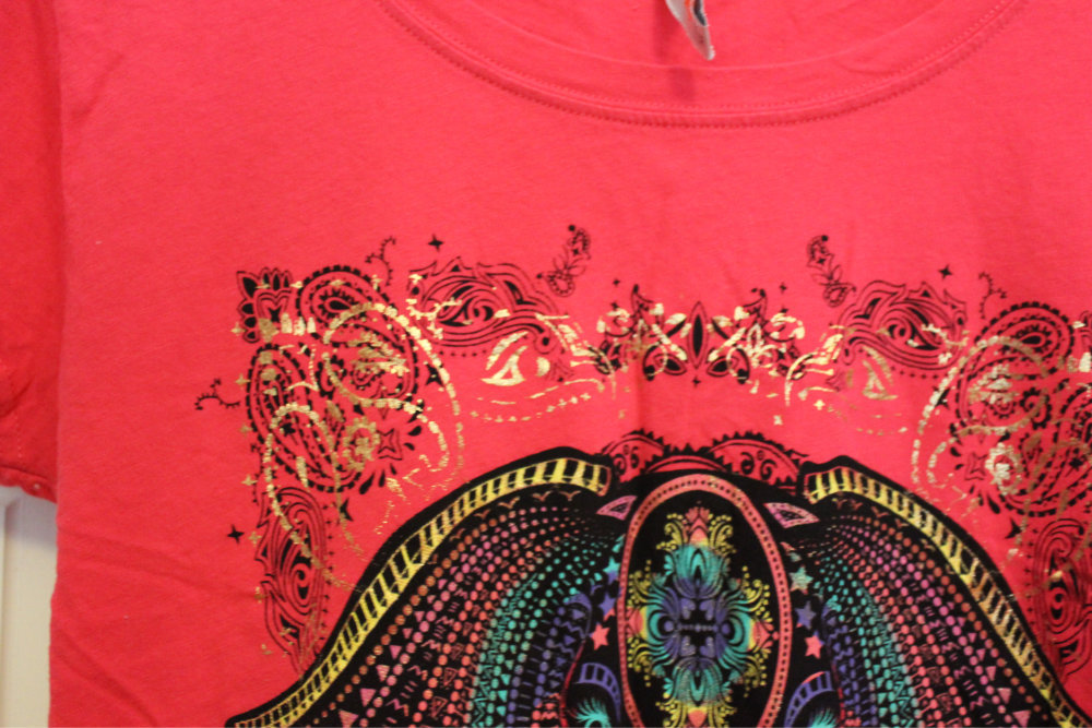 Pinkes Shirt mit Indisch angehauchtem Motiv