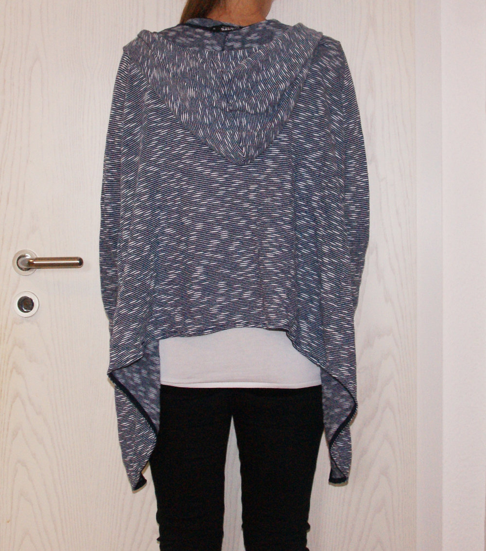 Blau-weiß gemusterter Cardigan mit Wasserfall und Kapuze