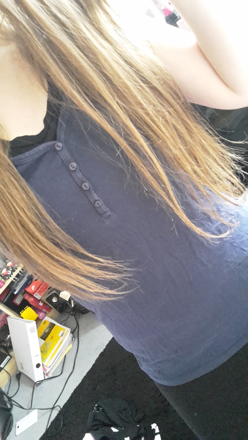 Dunkelblaues T-shirt mit Knöpfen