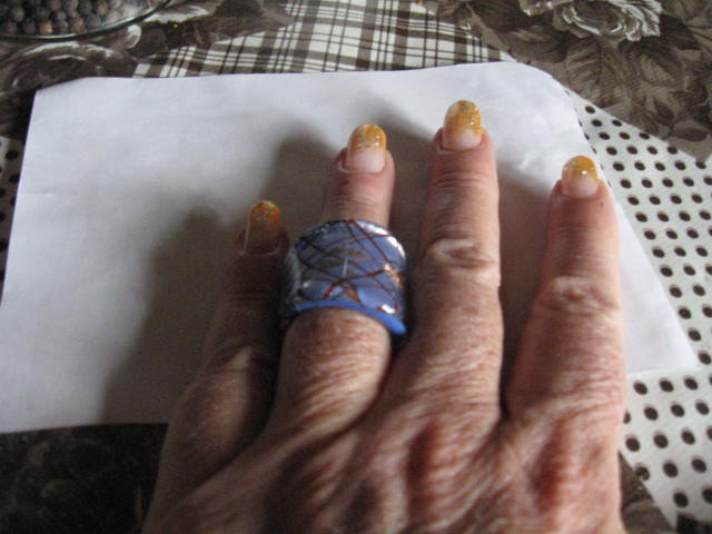 *** Neu ~ Ring ~ Hartplastik ***