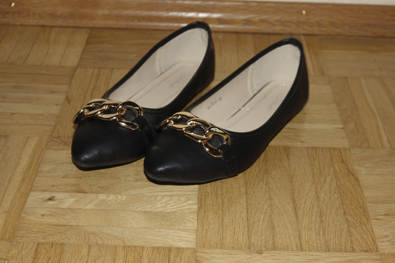 Schicke schwarze Ballerinas mit Goldschnalle