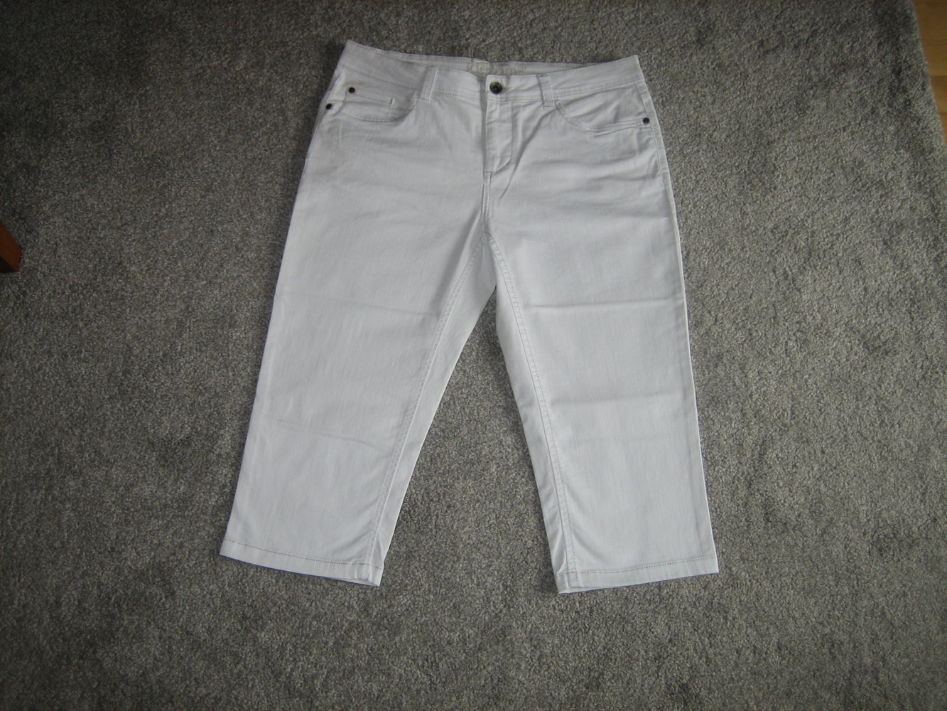 Supertrendige Capri- Jeans weiß Gr. 42, megabequem d. Stretch - kombistark!