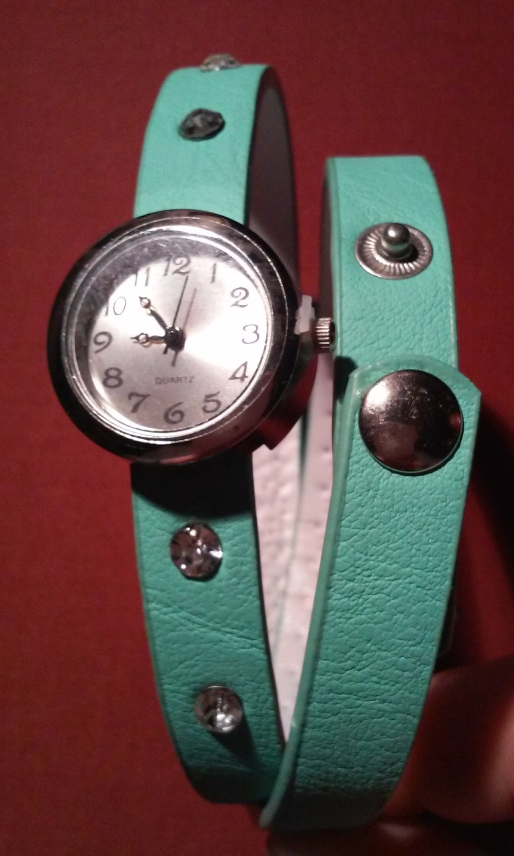 Damen Armband Uhr (Batterie voll) Lindgrün Strass/Nieten (mit Schutzfolie auf dem Ziffernblatt)