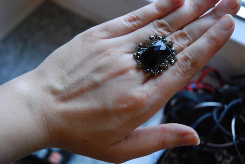 Ring mit großem schwarzen Stein