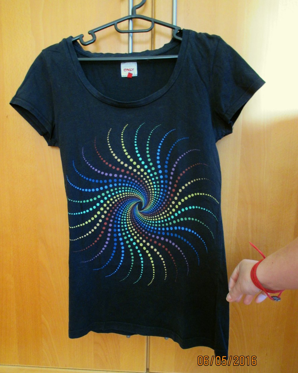 Schwarzes T-Shirt mit buntem Print