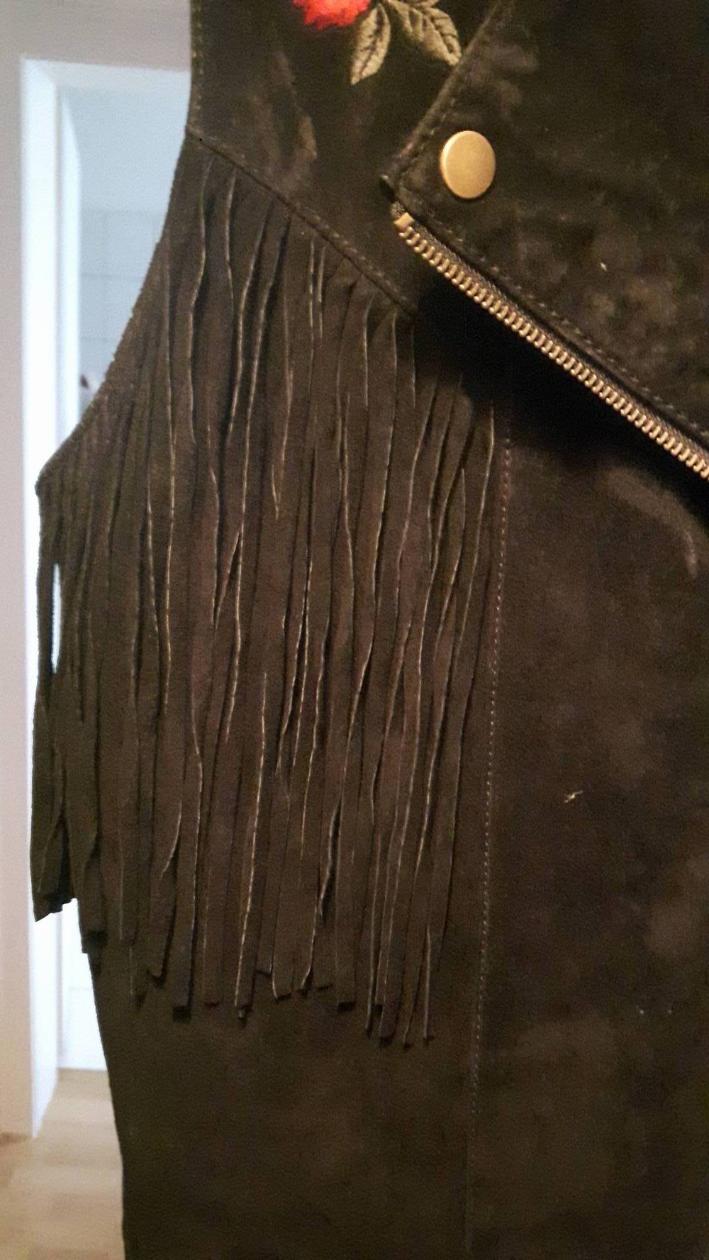 Romantische Wildlederweste mit Rosenstickerei