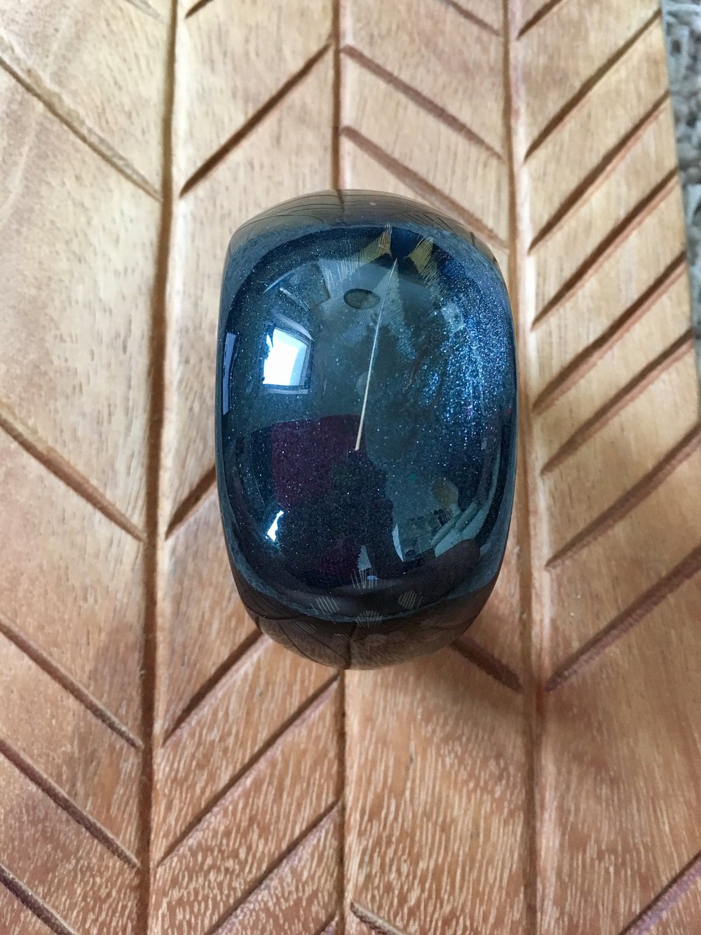 Armband Armreifen dunkelblau grauschwarz Federn Glitzer 
Ist extra nicht ganz rund geformt
Habe ihn geliebt, aber nur selten getragen
Normale Gebrauchsspuren 