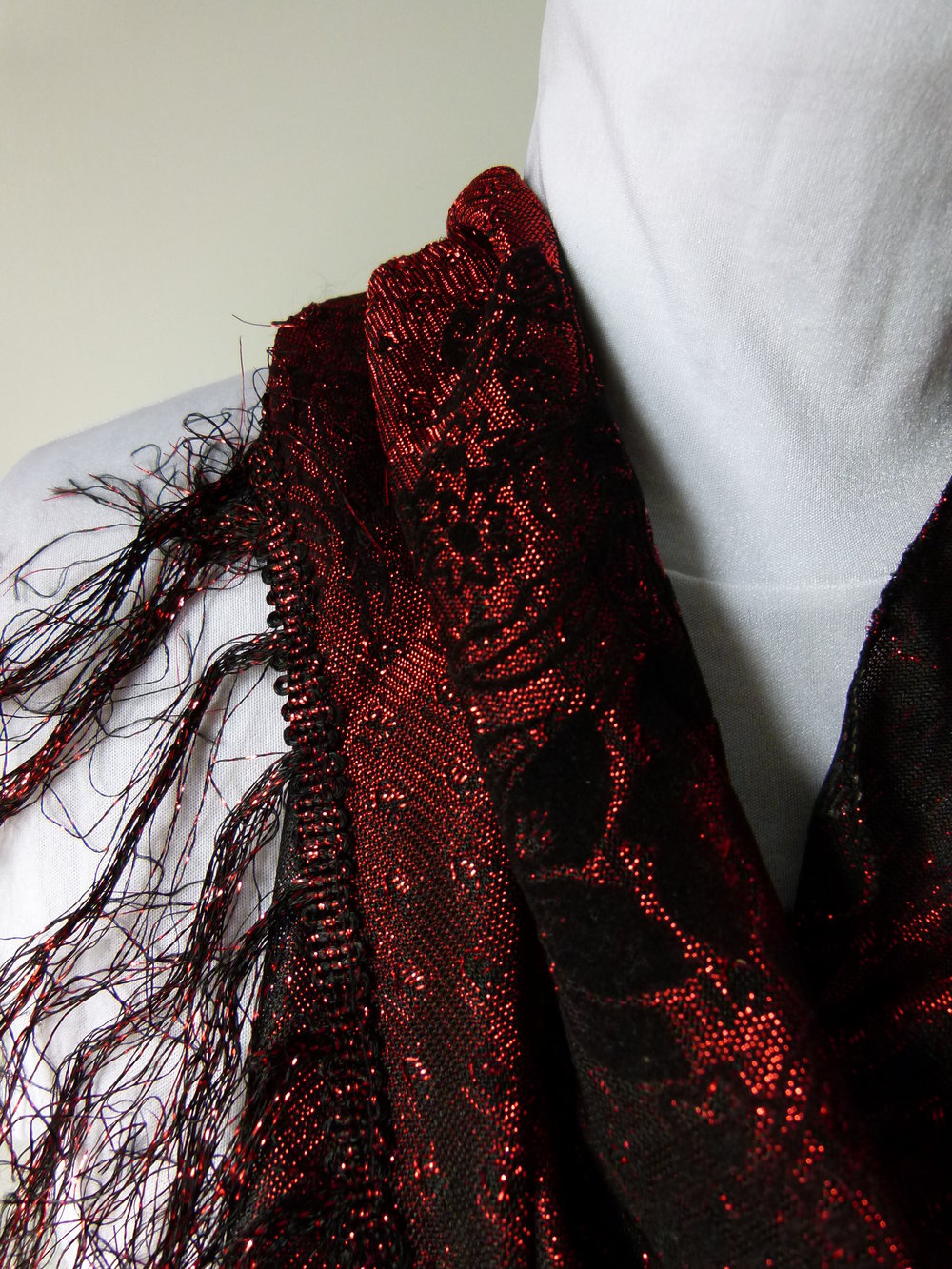 Dreieckstuch Hüfttuch aus Japan, schwarz rot glänzend mit samtigem Rosen-Motiv, Mori Boho Gothic Festival Retro Vintage Velvet