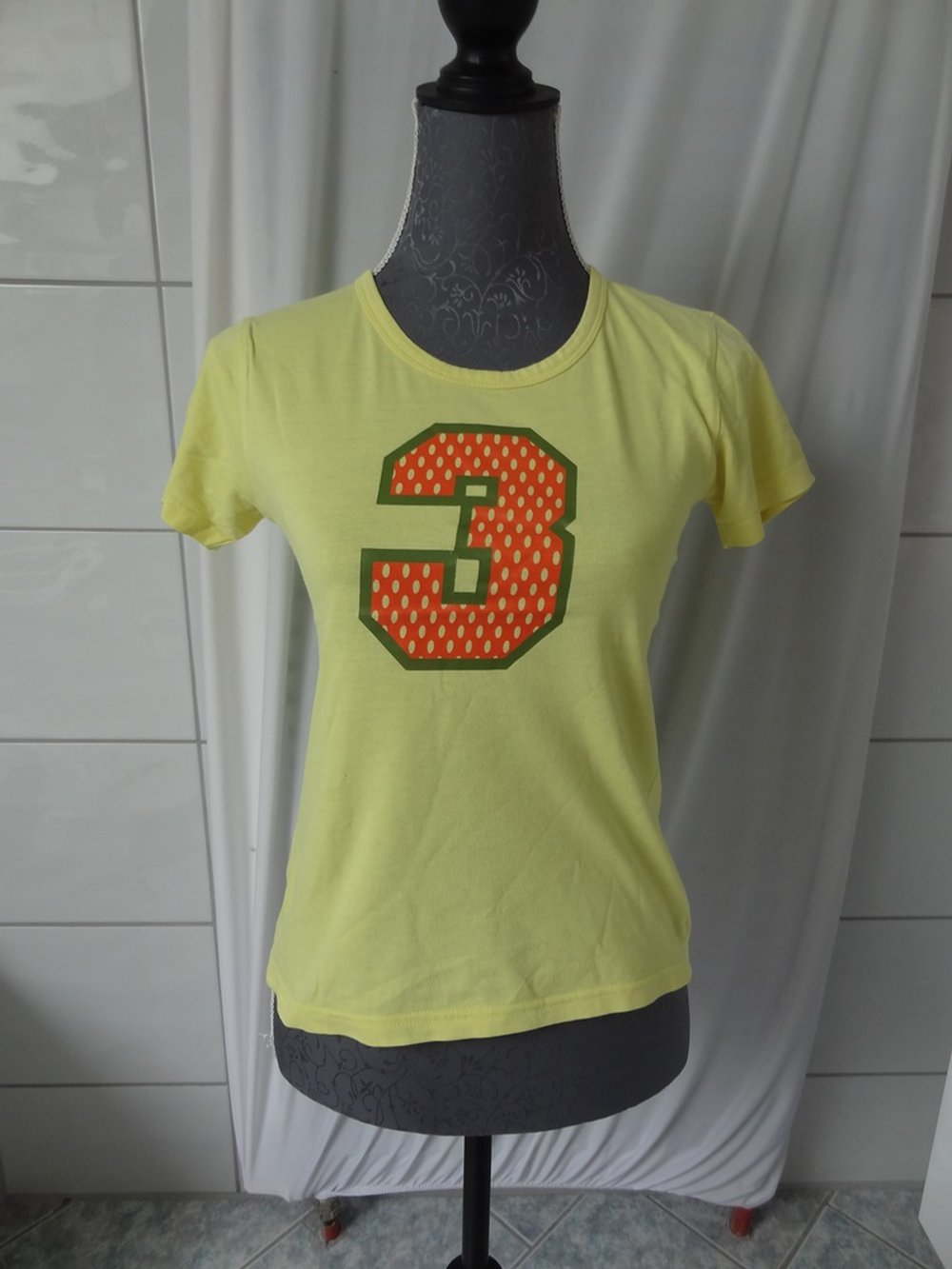 Cooles gelbes T-Shirt mit aufgedruckter 3