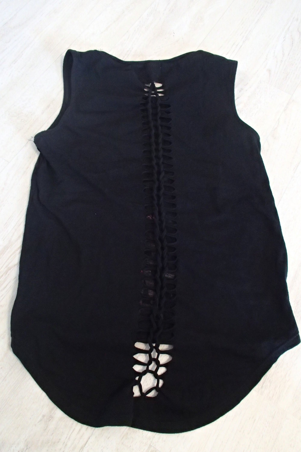 Tshirt geschnürter Rückenausschnitt