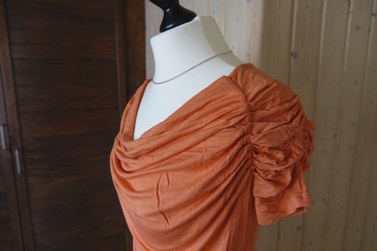 Schönes gerafftes T-Shirt in Aprikotfarben