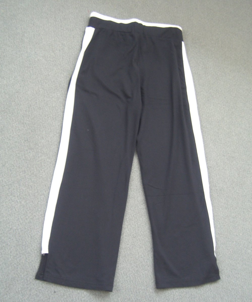 Schwarze Sporthose mit weißem Streifen