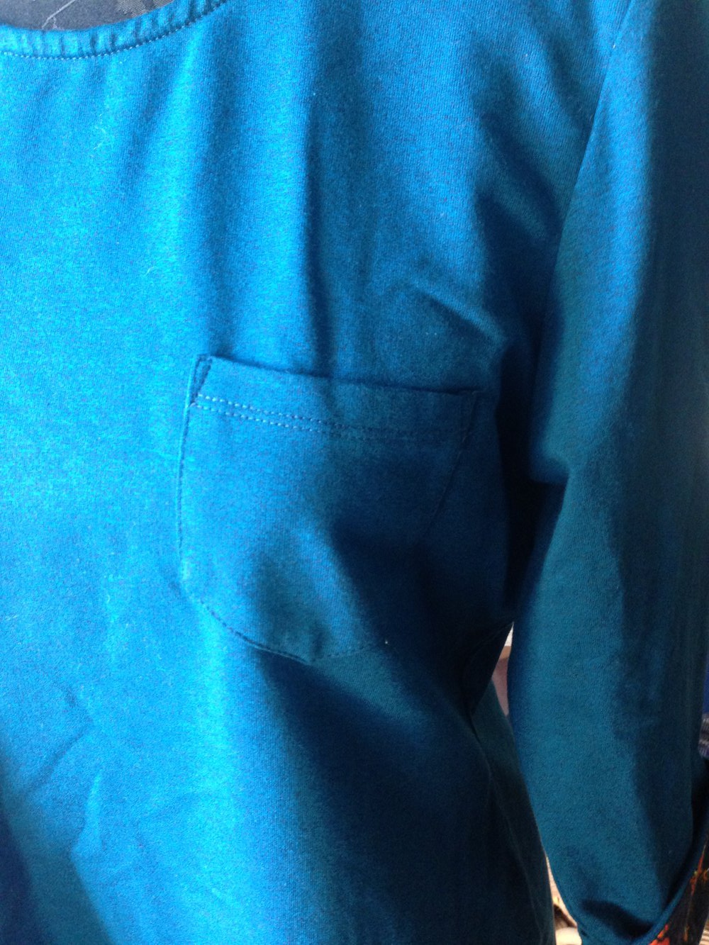 blaues Shirt mit krempel Ärmeln von Who that Girl