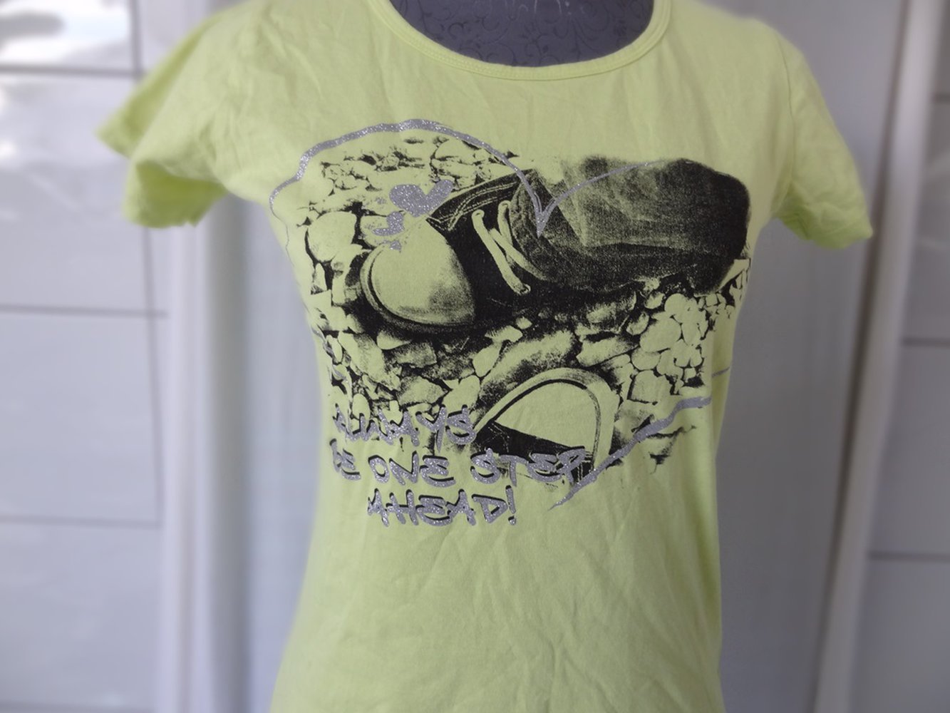 Grünes T-Shirt mit Leinenturnschuhen Gr. 158/ 164