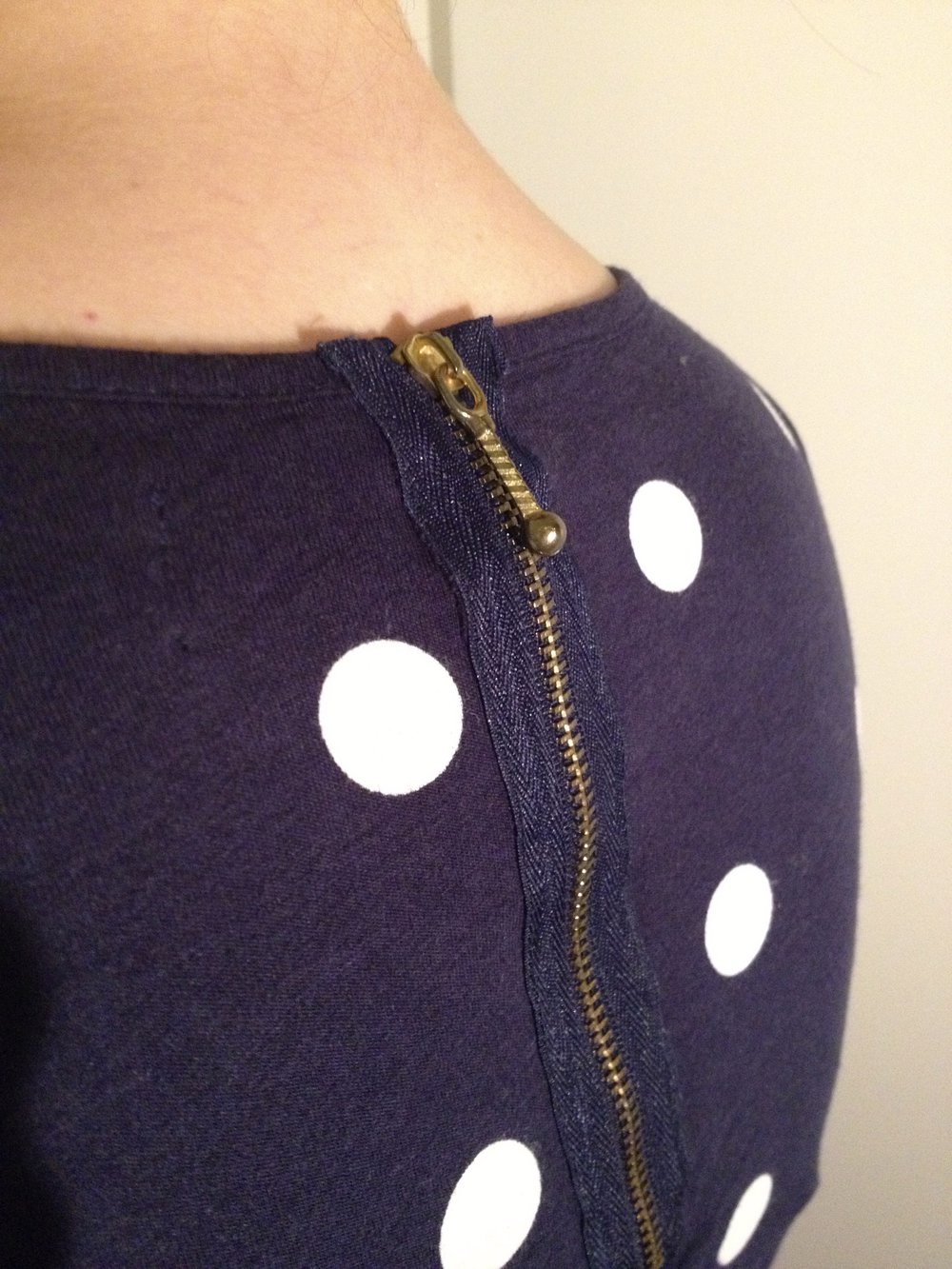 Schönes Oberteil mit Punkten und Rüschen