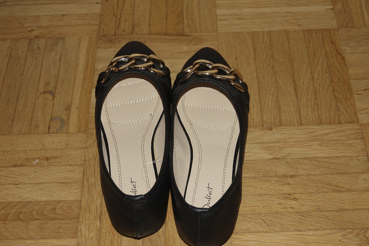 Schicke schwarze Ballerinas mit Goldschnalle