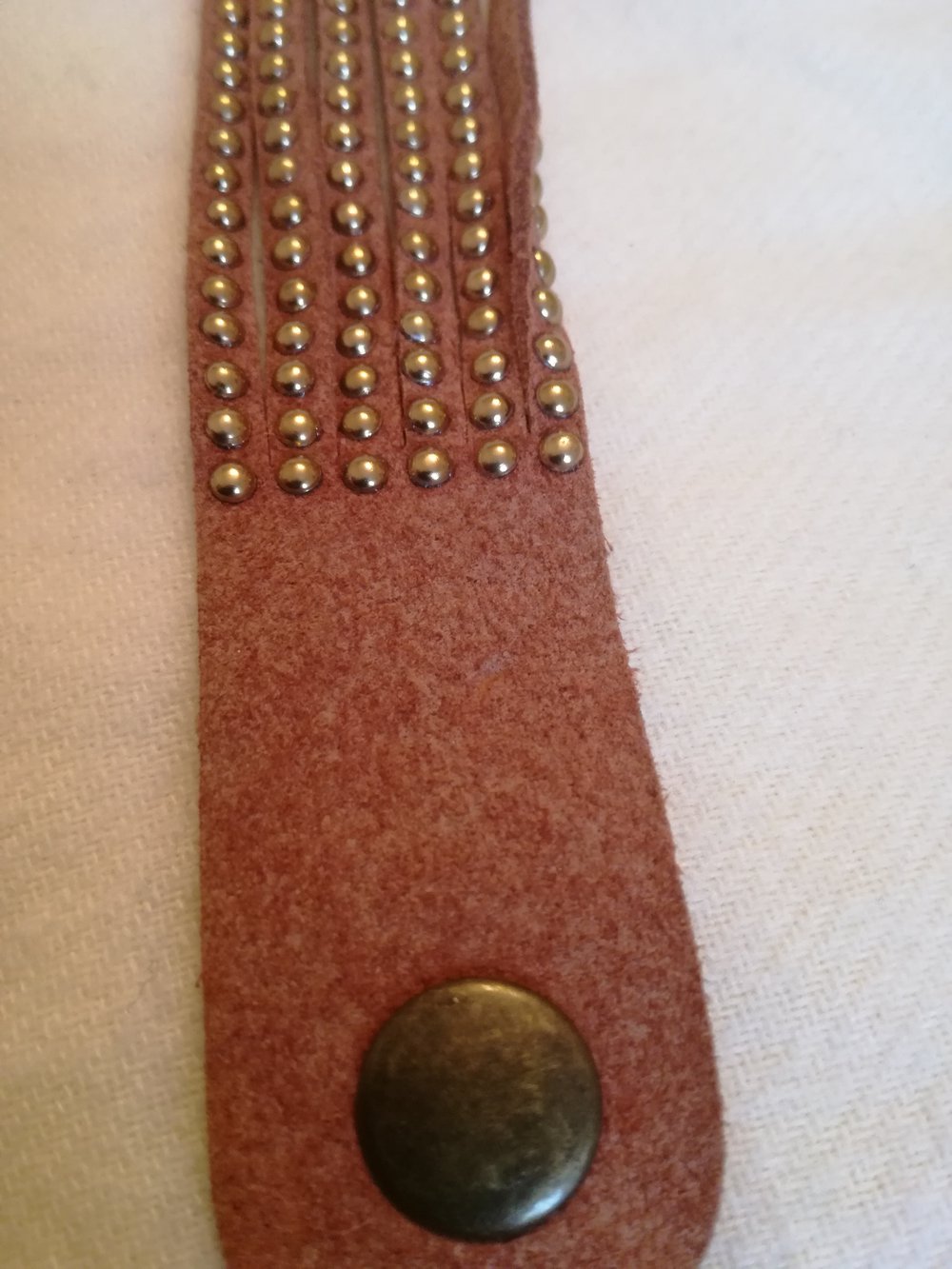 Braunes Armband mit goldenen kleinen Nieten