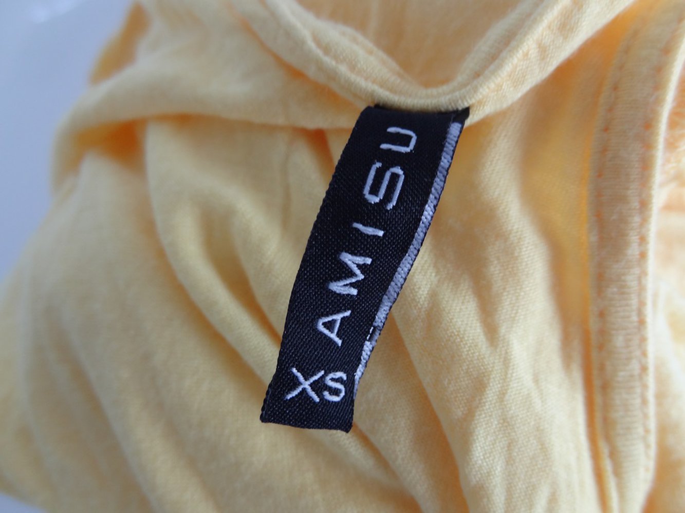 Elegantes luftiges Sommertop in gelb mit Wasserfalldekoration