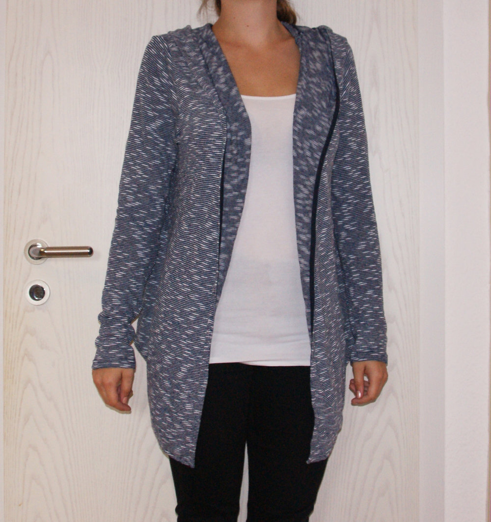 Blau-weiß gemusterter Cardigan mit Wasserfall und Kapuze