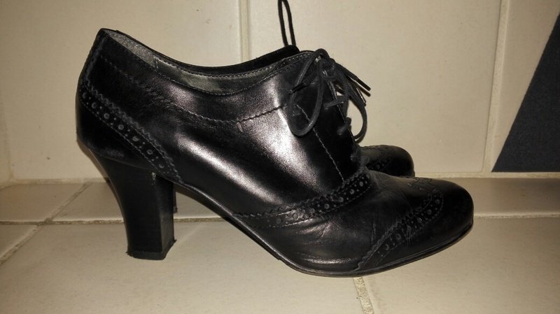 Geschnürte Pumps, Größe 39