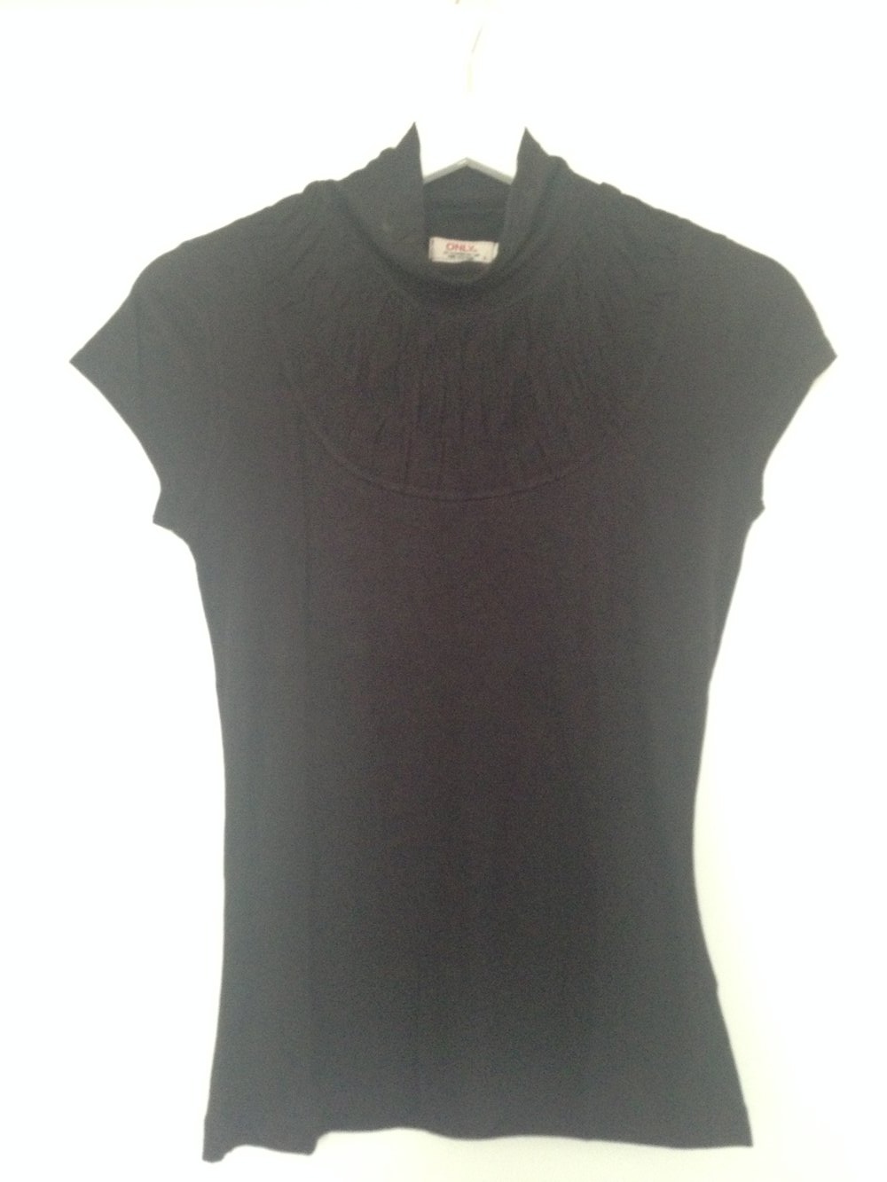 schwarzes Shirt von Only mit Raffungen