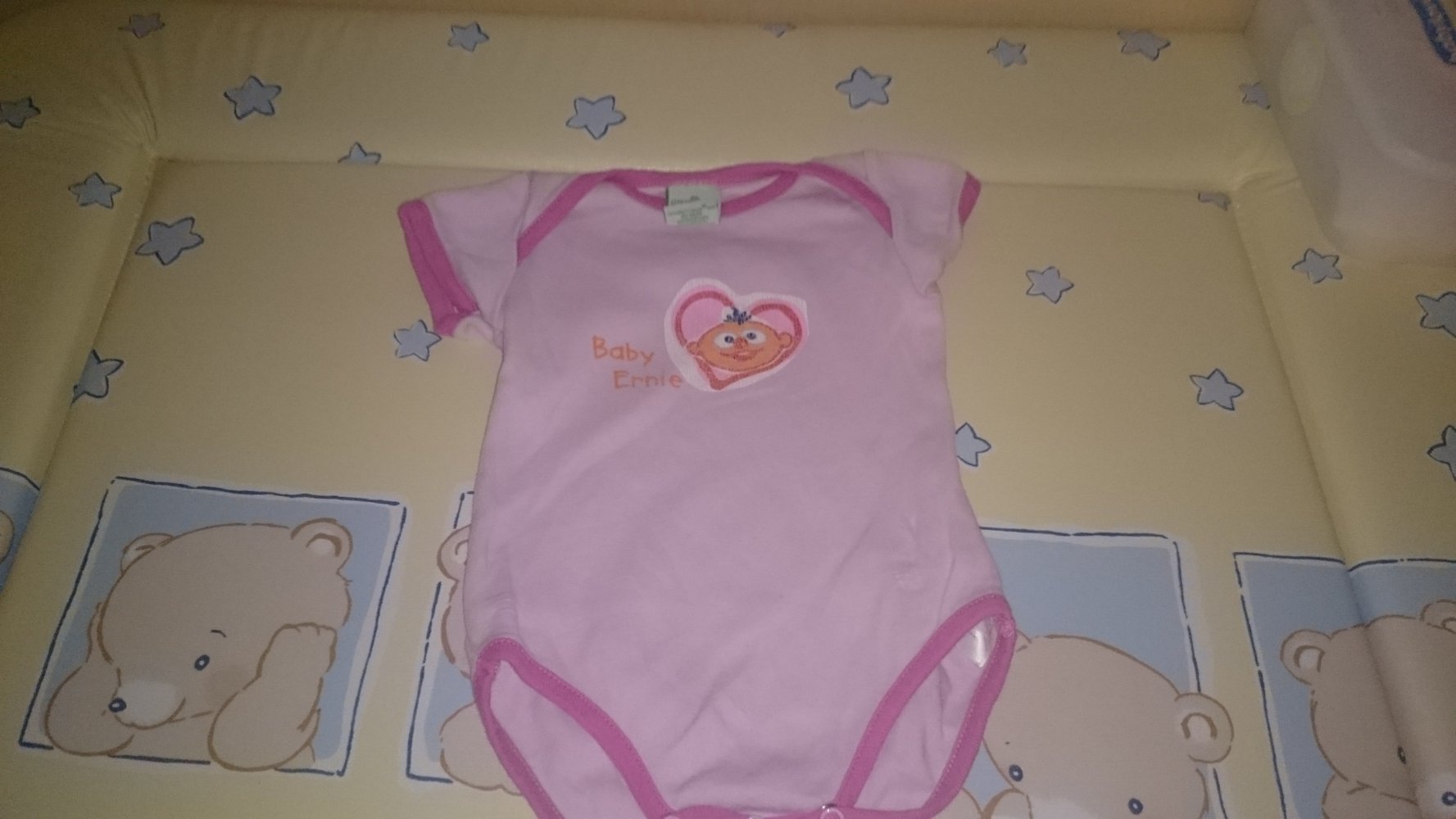 Kurzarmbody Gr 62/68 ( Bild Rissig)