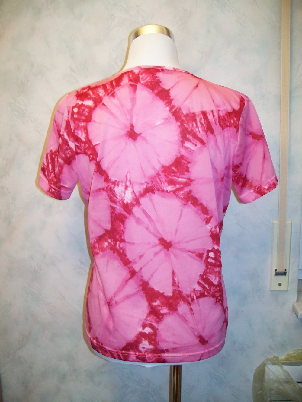 Rosa-rotes Batik-Shirt im Vintage-70er-Style Gr. 40/ 42 (Kostüm)