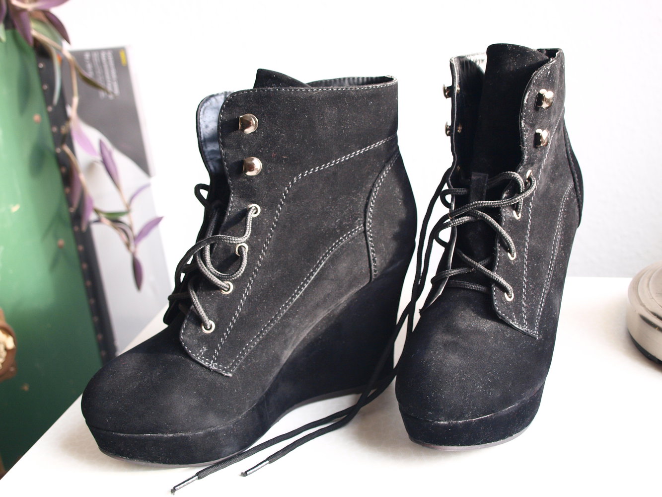 Wedges zum Schnüren in Samtoptik