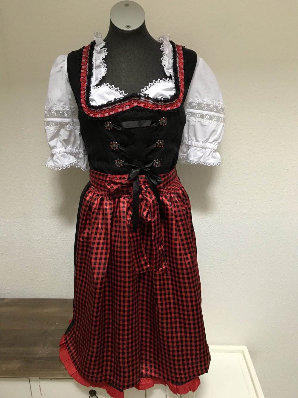 Wunderschönes Dirndl und schwarz -optional mit der Bluse-!