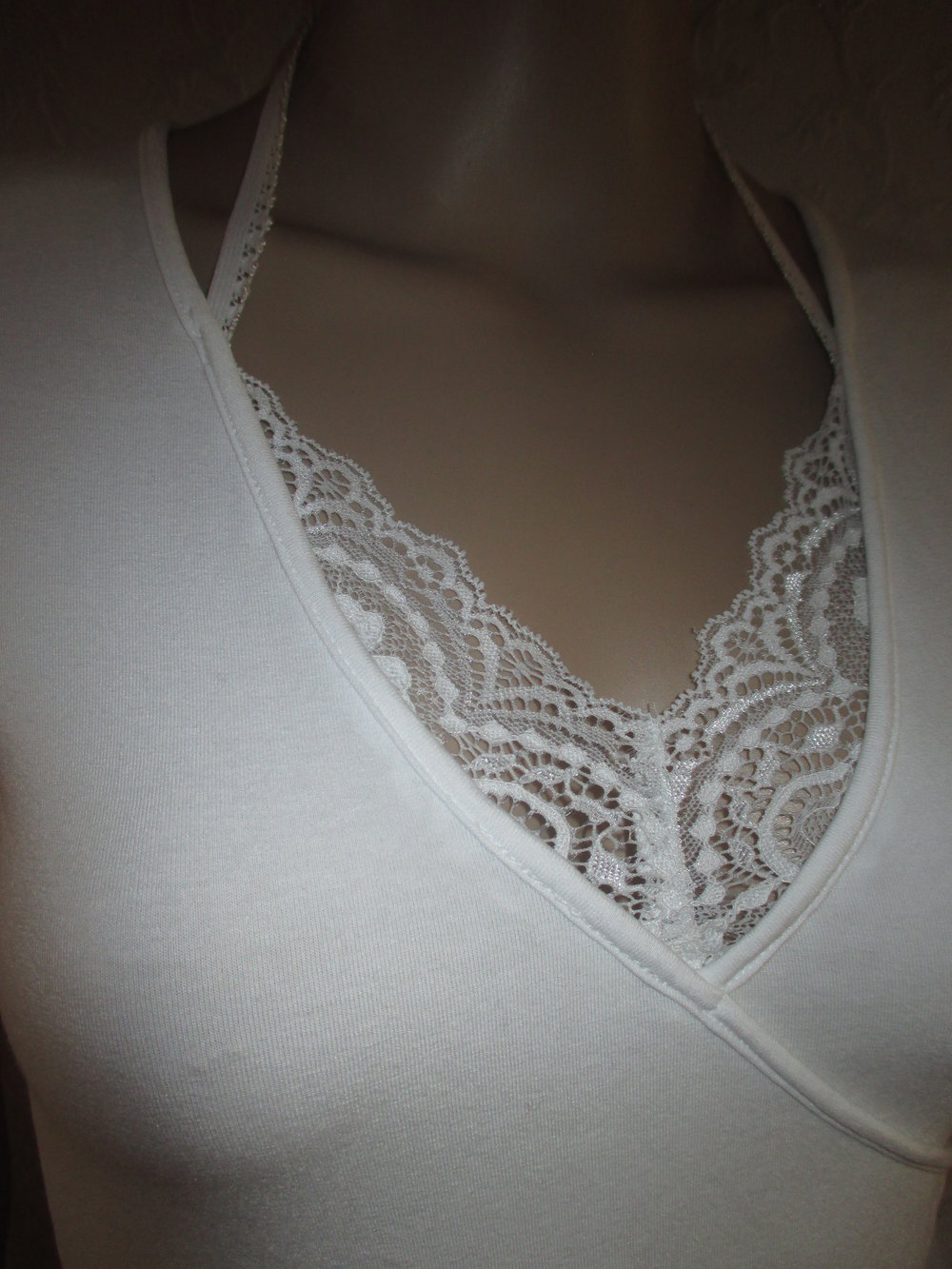 NEU Wickel- Optik Lace- Spitzen und Satin Schleife Neckholder Bodycon T- Shirt Gr. 34- 36/ XS- S weiß