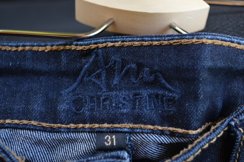 Dunkle Jeans mit Reißverschluss