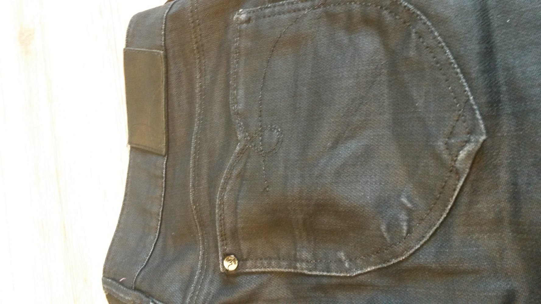 Beschichtete, schwarze Jeans