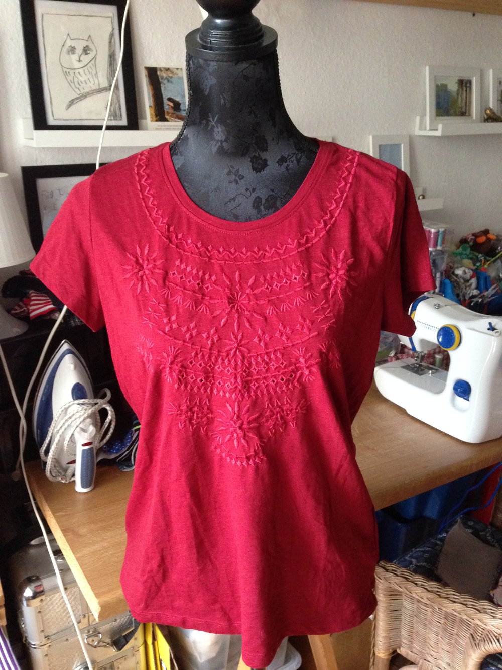 dunkel rotes T-shirt mit Stickerei